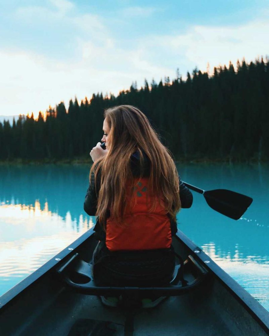 Foto original de uma pessoa remando num lago